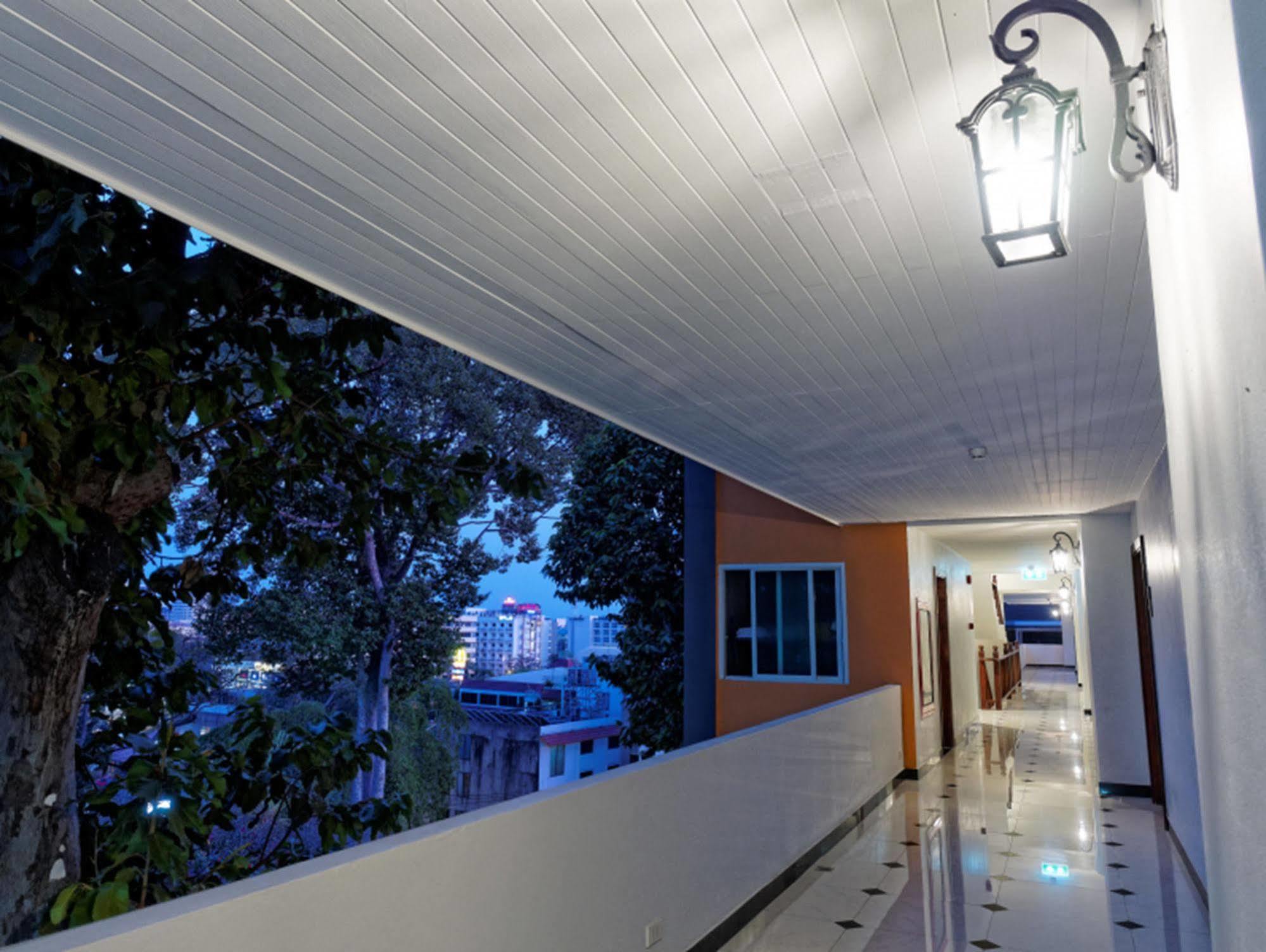 Pattaya Blue Sky Hotel Exterior foto
